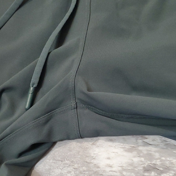 Lululemon Stretch High-Rise Pant 7/8 Length. 27" Inseam. Green. Size 2. - Picture 4 of 11